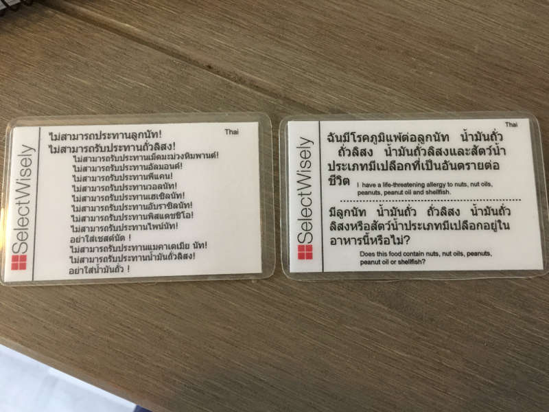 Een foto van de achterkant van een anti allergie kaartje in het Thais.