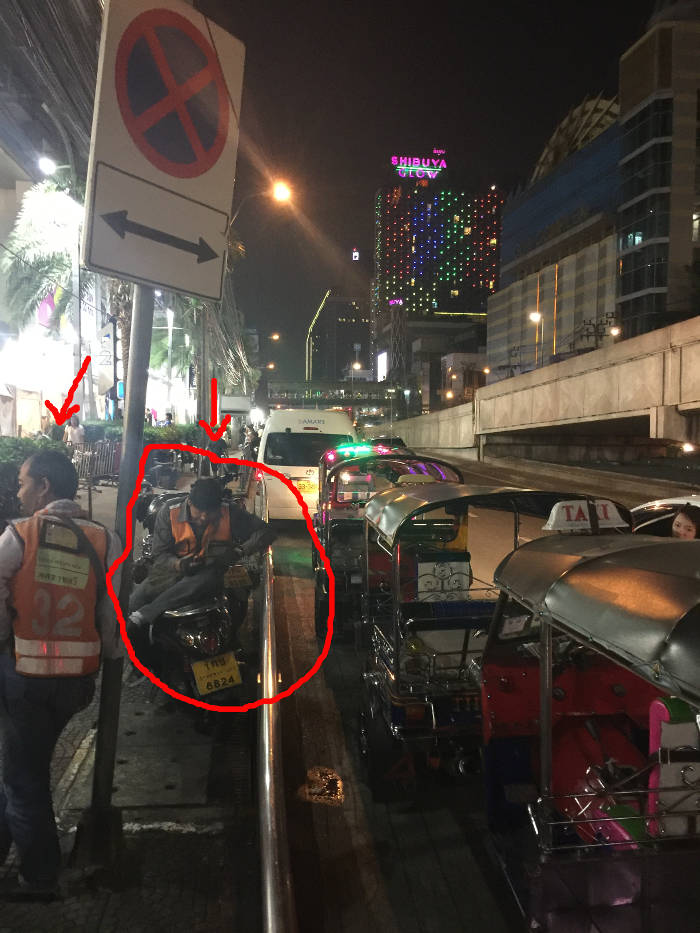 Afbeelding van twee motorbike taxi's in Bangkok