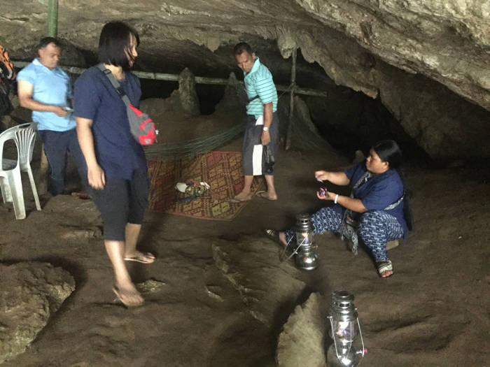 Afbeelding van een Gids in de Tham lod cave.