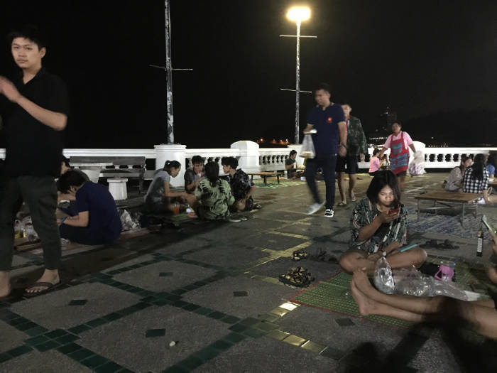 Afbeelding van zittende mensen bij de Bangsaen night market.