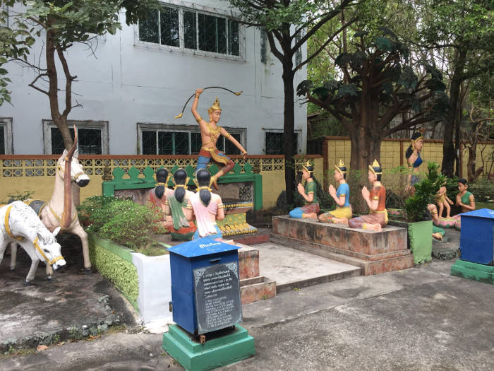 Afbeelding van beelden die wat informatie over het boeddhisme geven in de Wang saen suk hell garden in Bangsaen, Thailand.