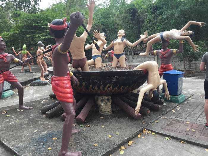 Afbeelding van een van de vele straffen in de hel van de wang saen suk hell garden.