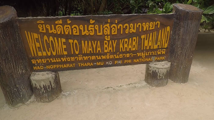 Afbeelding van een bord met de tekst: Welcome to Maya Bay Krabi Thailand.