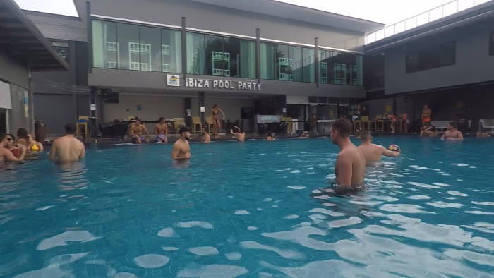 Afbeelding van het zwembad van het Ibiza pool party in Koh Phi Phi.