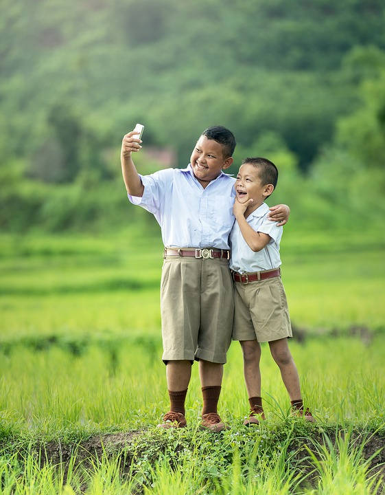 Afbeelding van twee kinderen die een selfie maken.