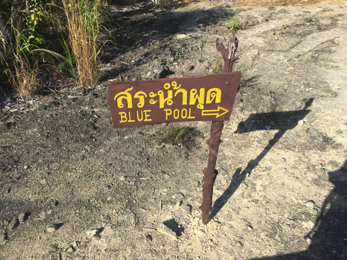 Afbeelding van een wegwijsbord die de weg naar de blue pool aangeeft.