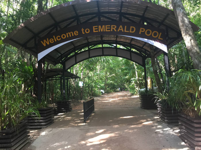 Afbeelding van de ingang van de Emerald pool in Krabi, Thailand.