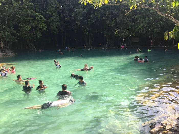 Een afbeelding van Lokale Thaise bevolking die ronddobberen in de Emerald pool.