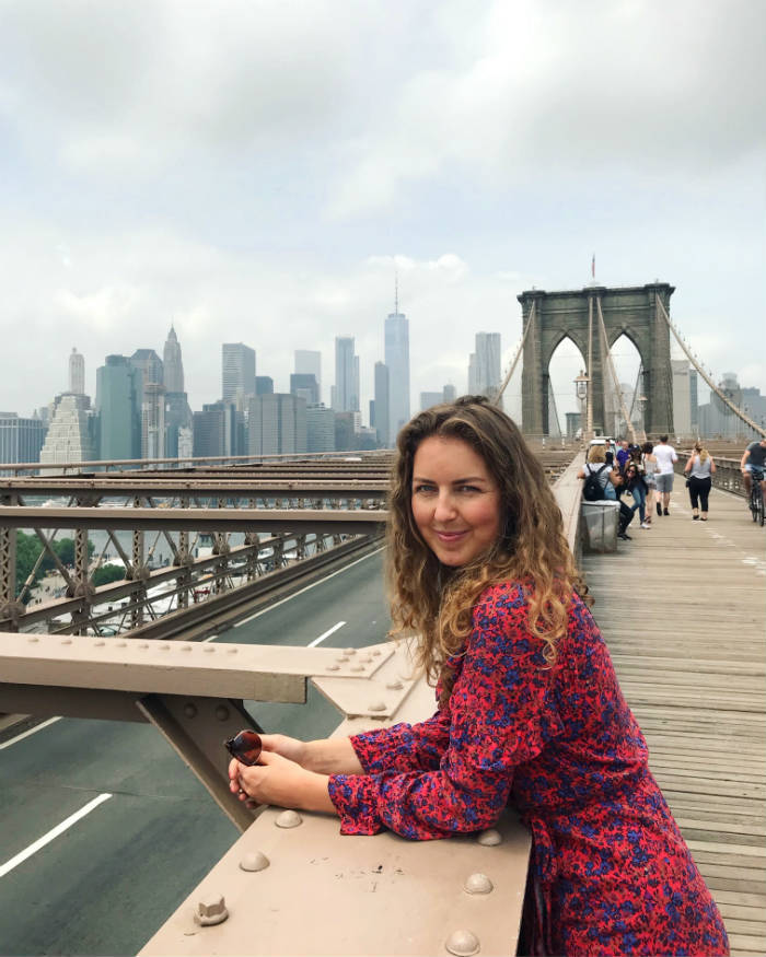 Een foto van een vrouwelijke reiziger die gemaakt is op een brug in New York City