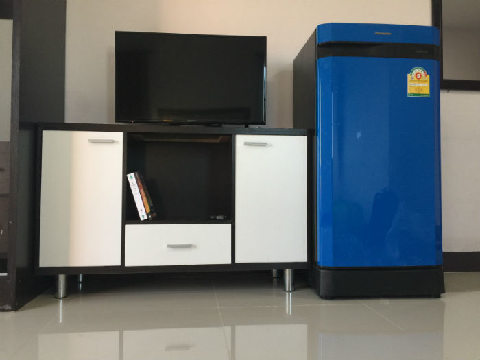 Foto van een koelkast en een tv in een studio in Chiang Mai.
