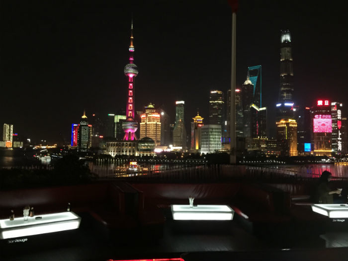 Uitzicht vanaf Bar Rouge in Shanghai.