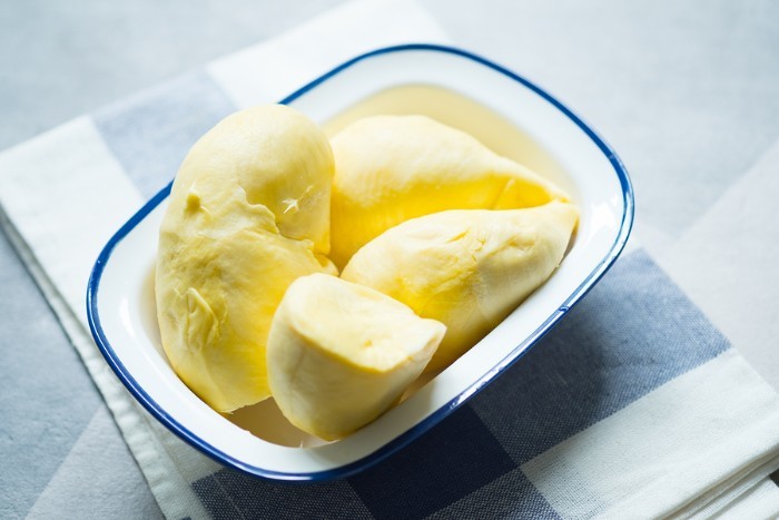Gesneden durian in een kom